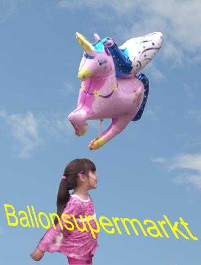 Ein Kind spielt mt einem Pegasus Luftballon, Kinderluftballons vom Ballonsupermarkt-Onlineshop