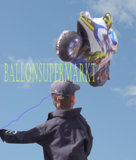 Kind spiel mit einem Motorrad-Luftballon